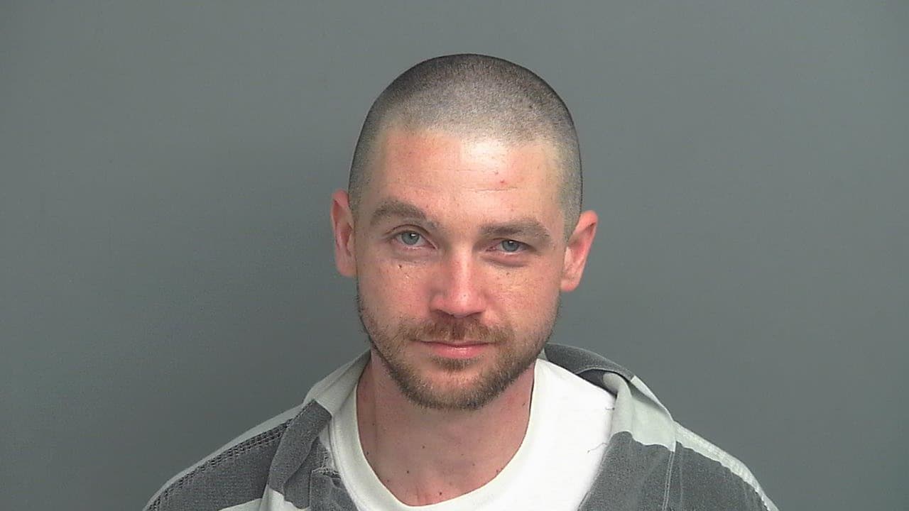 Quest Allen Grisham, 33 años, acusado de estrangular a un integrante de su familia. Último domicilio conocido: Ponderosa Circle, Conroe, Texas.