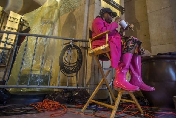 Los Oscars están a la vuelta de la esquina y entre la lluvia y las protestas de trabajadores del sindicato y una polémica réplica de la estatuilla de 8' pies, inspirada en la recien muerte del actor Phillip Seymour Hoffmann, han dado al evento una cara de la industria poco conocida por muchos.