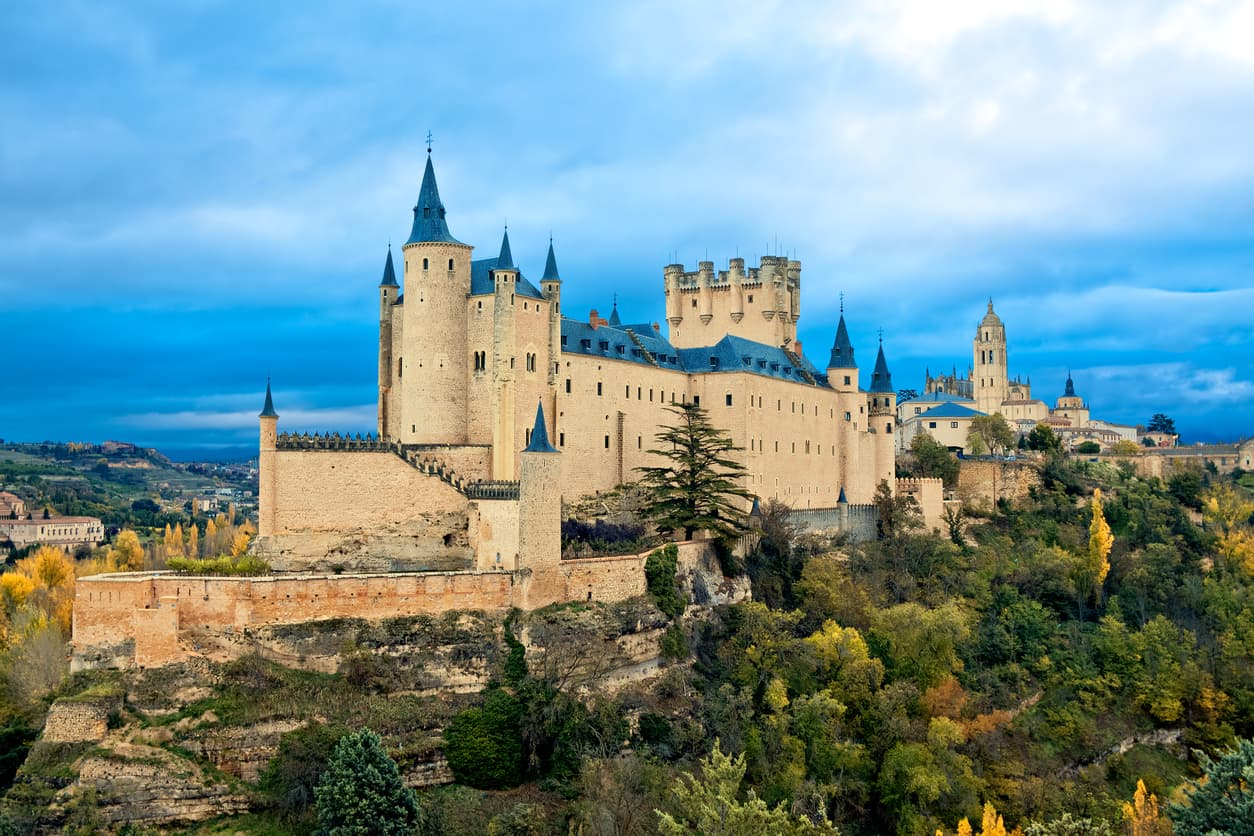 <b>Alcázar de Segovia, España.</b> Es un castillo medieval 
<a href="https://whc.unesco.org/en/list/311/" target="_blank">patrimonio de la Humanidad declarado por la UNESCO</a> y uno de los más icónicos de España. Fue levantado como fortaleza, en los años 1120, pero que con los siglos fue 
<a href="https://www.alcazardesegovia.com/#section-historia" target="_blank">usado como palacio real, prisión, academia militar y de artillería</a>. El aspecto 'mágico' de este castillo es mencionado como la posible inspiración de Walt Disney (junto con el Neuschwanstein, en Alemania) cuando diseñó el castillo de Cenicienta (el que se alza en el parque Magic Kingdom). 
<br>