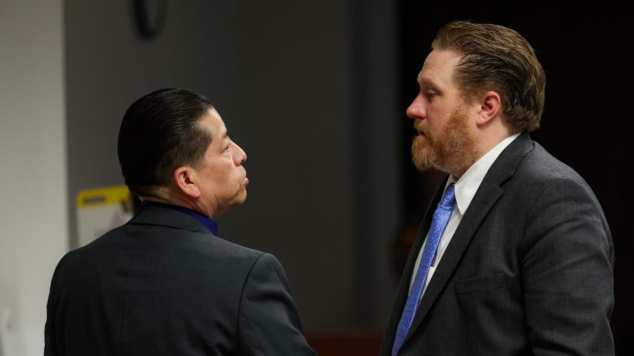 La defensa argumentó que Gonzales llegó apenas 
<b>segundos antes</b> que otros oficiales capacitados para enfrentar al tirador. 
<br>
<br>Se espera que el 
<b>veredicto final</b> se dé a conocer 
<b>la próxima semana</b>, mientras las familias siguen esperando justicia.