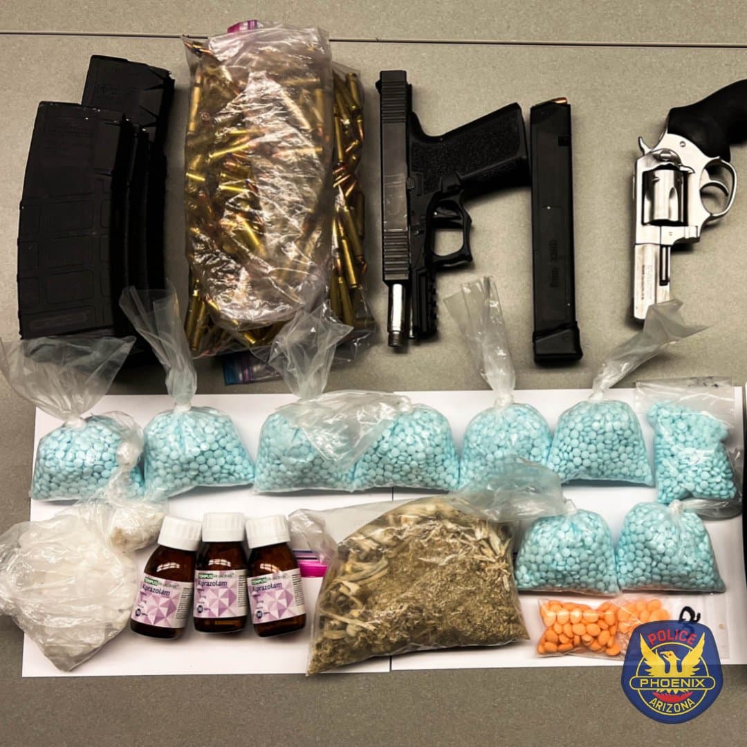 La policía de Phoenix entregó una orden de allanamiento cerca de 17th Ave/Bell después de que una parada de tráfico les hizo creer que el conductor posiblemente estaba vendiendo drogas en el área.