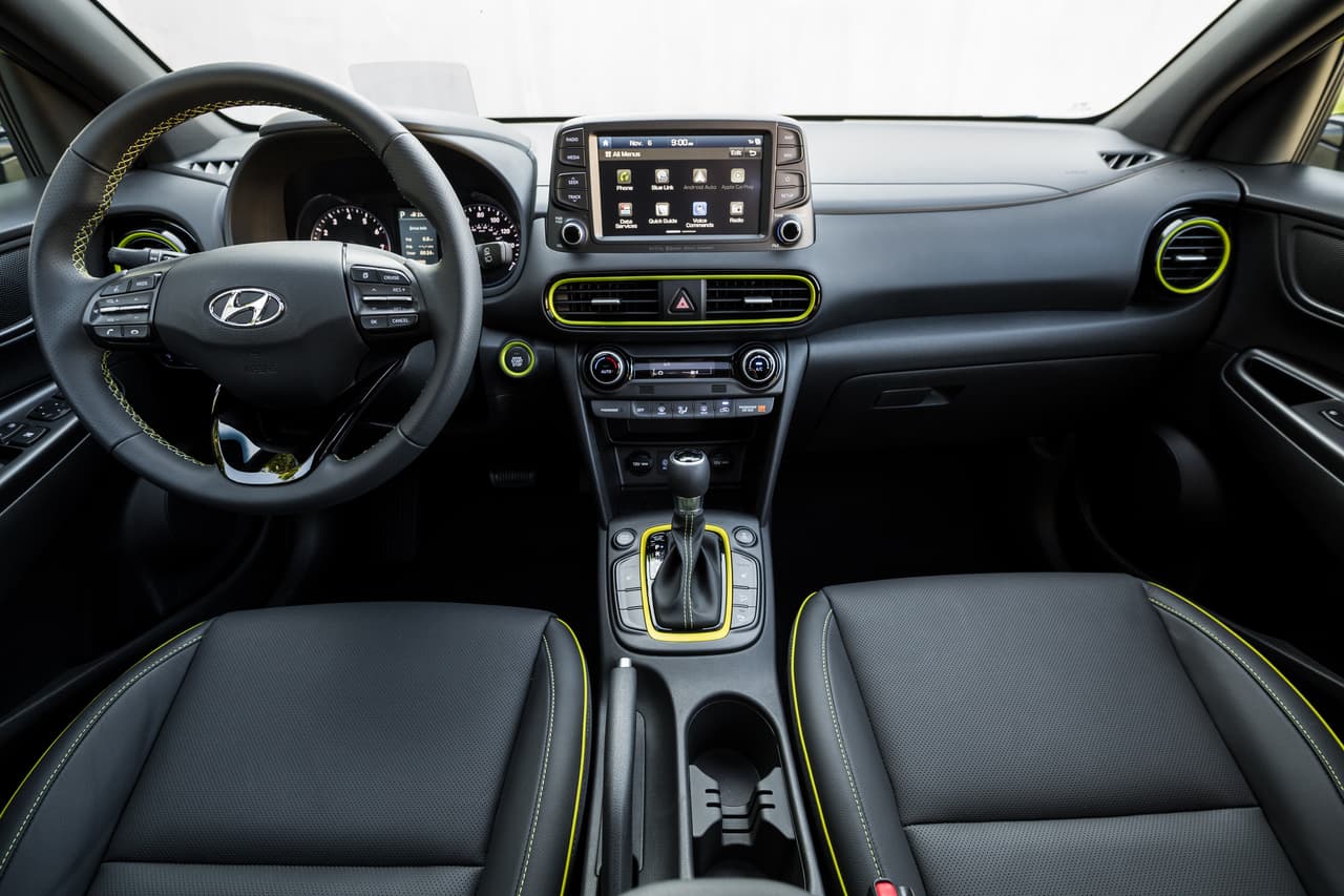 <b>Hyundai Kona 2018</b>
<br>La cabina de la versión más equipada ofrecerá vestiduras en piel. Se repiten detalles sutiles del color de la carrocería en tablero y costuras de las vestiduras.