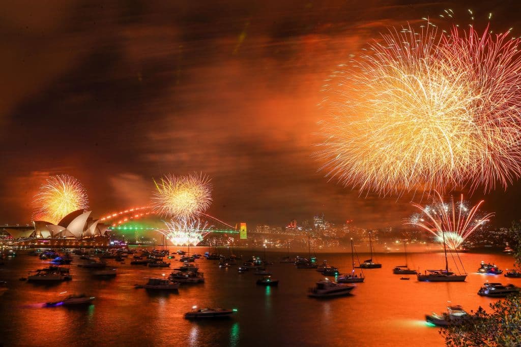 Los fuegos artificiales ilumiinaron la bahía y el puerto de Sídney durante los festejos para esperar el año nuevo. Esta es 
<b>la primera fiesta de fin de año sin restricciones por la pandemia</b>. El pasado fin de año 
<a href="https://www.univision.com/noticias/salud/preocupacion-omicron-mundo-cancelaciones-restricciones-ano-nuevo-fotos">la variante ómicron generó cancelaciones y restricciones</a>.