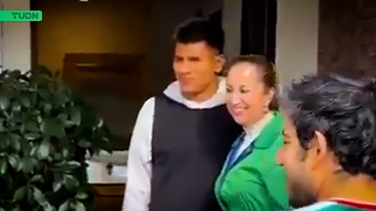 Gallardo recibe mariachis y fans en su casa; responde con humildad