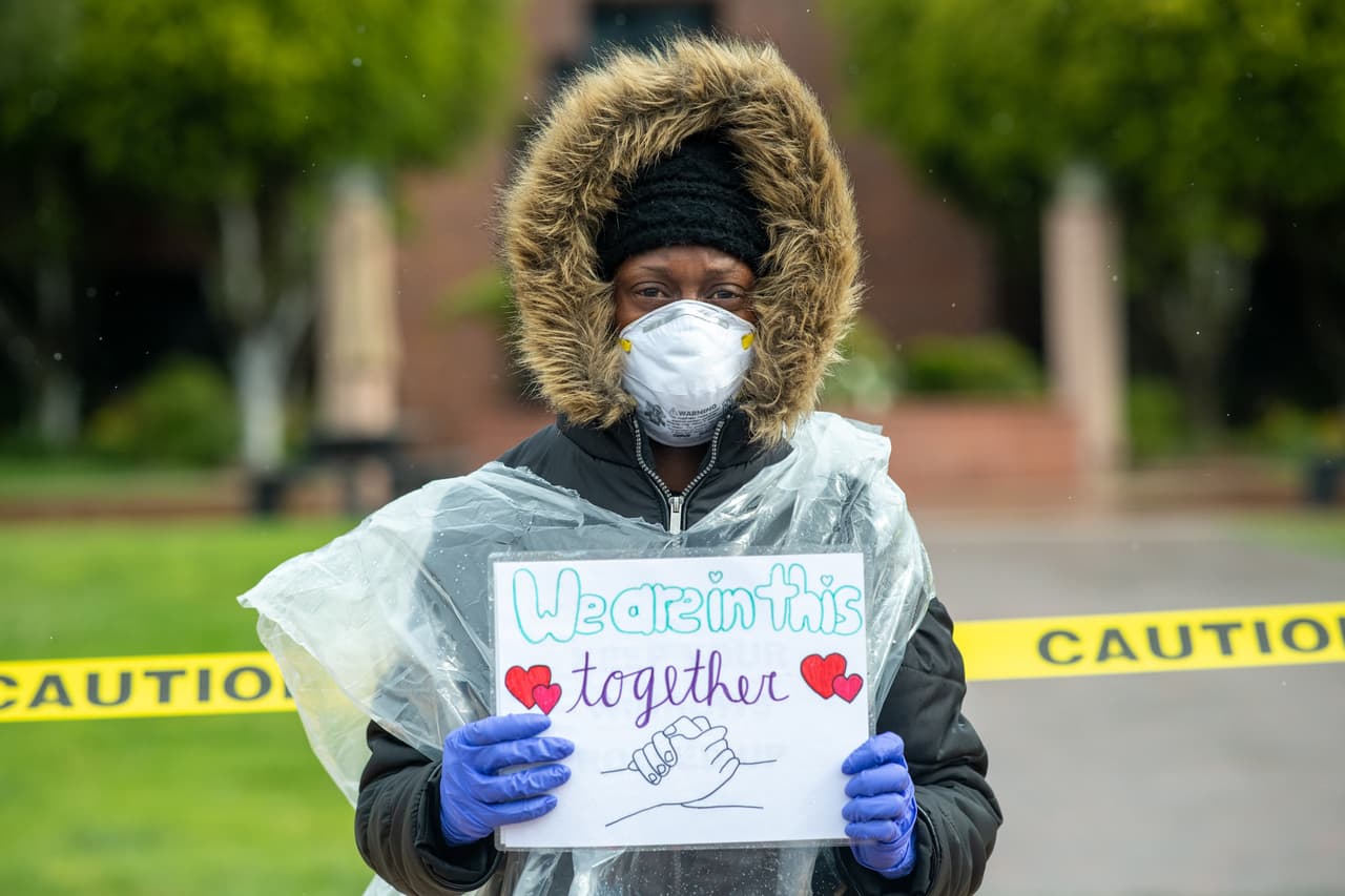 Otra situación que no ayuda es la 
<a href="https://www.univision.com/local/los-angeles-kmex/personas-sin-seguro-medico-e-indocumentados-pueden-vacunarse-gratis-contra-la-influenza-en-los-angeles">temporada de gripe</a> y particularmente en California, los cambios de clima con temperaturas muy frías o muy calientes producto de un invierno seco, efecto del fenómeno natural 
<a href="https://www.univision.com/local/los-angeles-kmex/el-cambio-climatico-en-california-de-montanas-de-fuego-a-cerros-helados-en-menos-de-una-semana">La Niña</a>. 
<br>