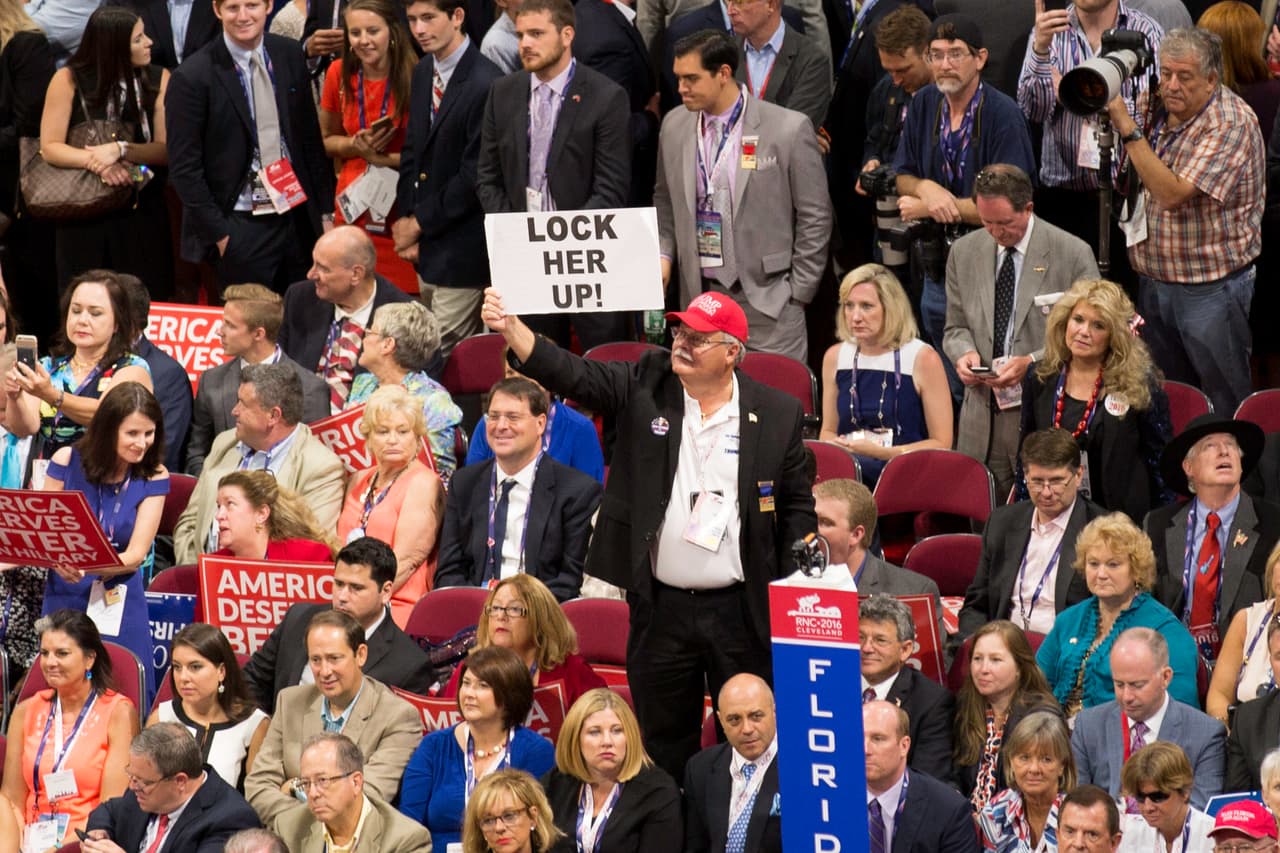 En varias intervenciones de la Convención Nacional Republicana los participantes han pedido claramente que Hillary Clinton sea juzgada. Destacó la del gobernador de Nueva Jersey, Chris Christie. Algunos delegados manifiestan esta idea con carteles como éste, en el que se lee ¡Enciérrenla!.