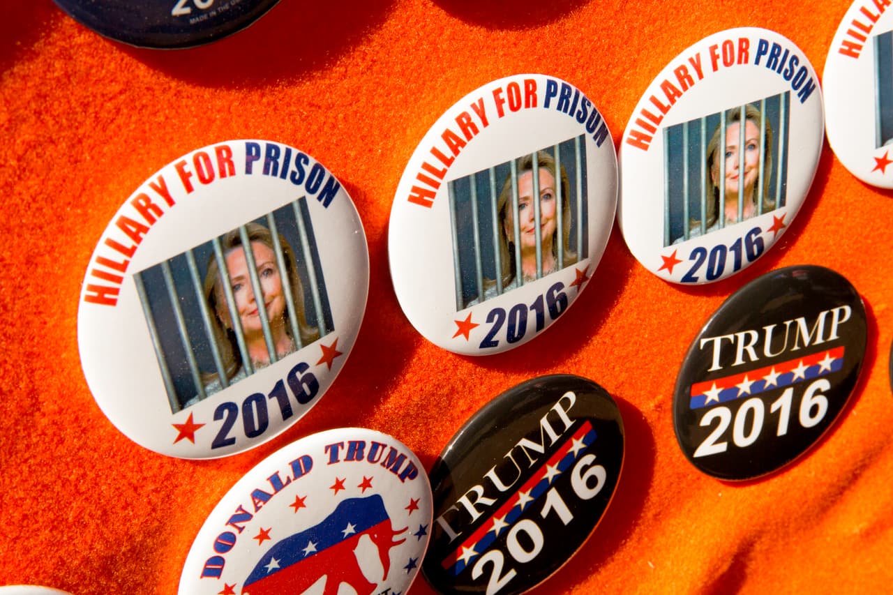 El mensaje "Hillary a prisión 2016" en los pines a la venta en las calles.