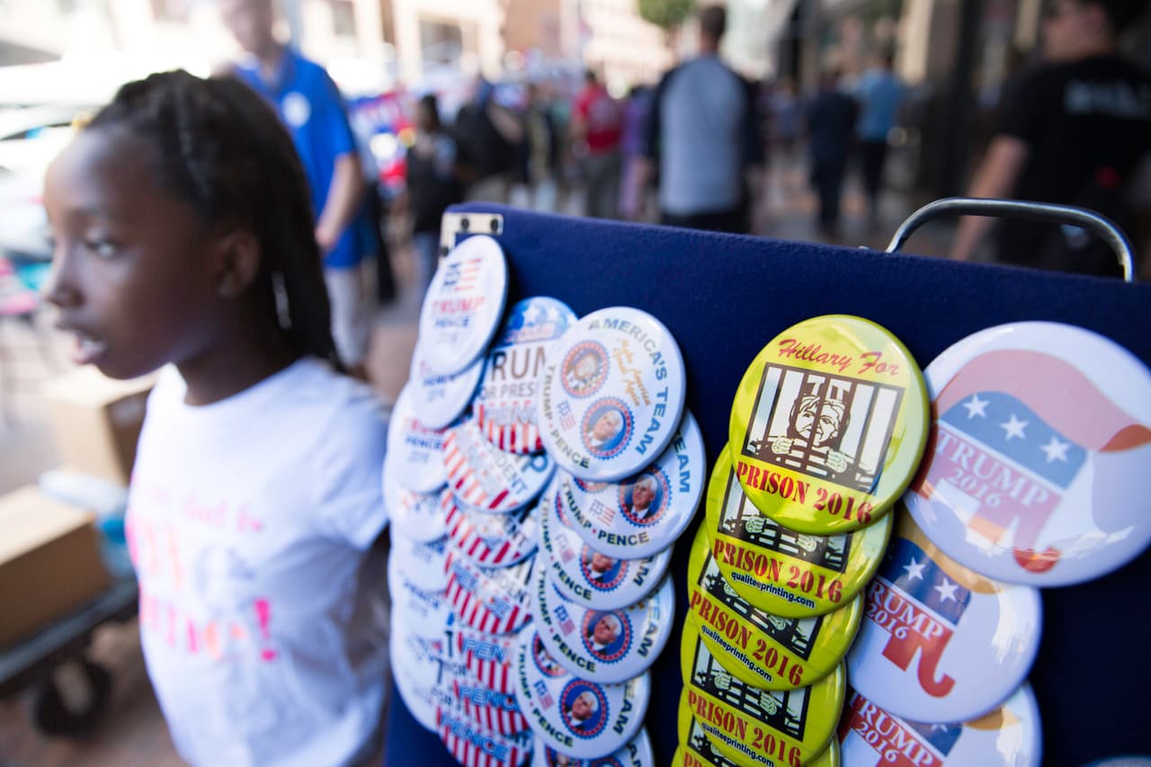 El mensaje "Hillary a la prisión 2016" siempre al lado de otras frases recurrentes del partido republicano.