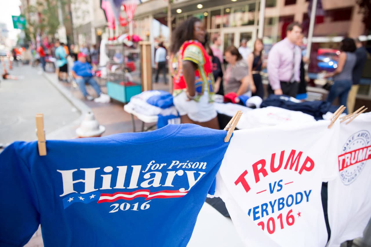 Una calle cercana a la entrada peatonal del Quicken Loans Arena, lugar de paso para llegar a pie a la convención, está llena de ventas de propaganda republicana, y el nuevo mensaje "Hillary a la prisión".