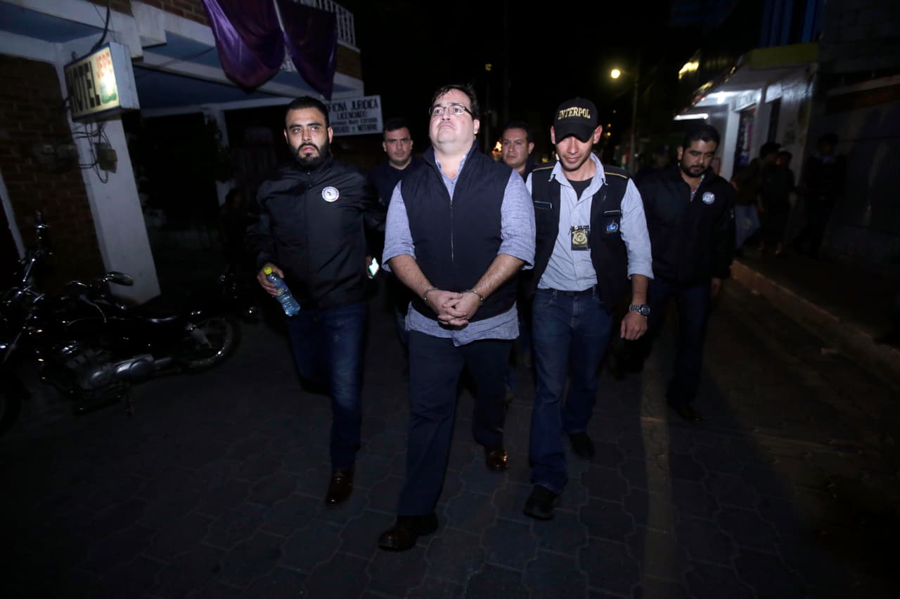 Firmas fantasmas y asesores comodín fueron clave en la corrupción de gobernadores en México