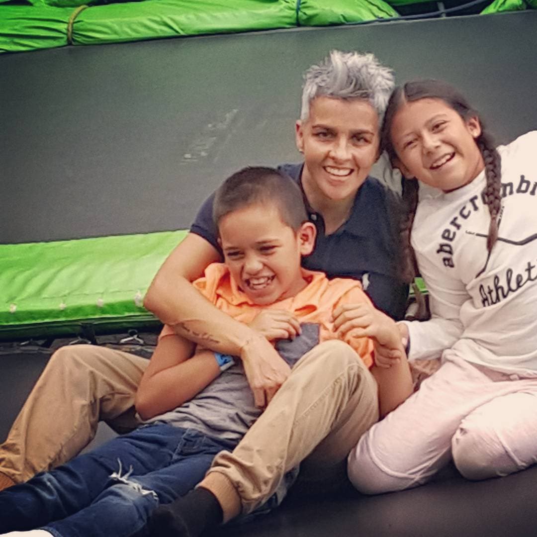Federica Quijano con sus hijos, Sebastián y María, en 2016.