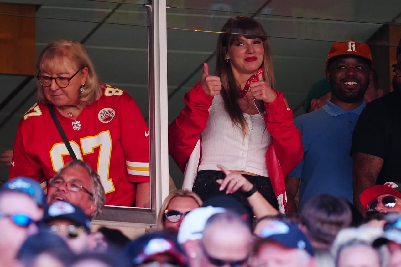 Taylor Swift causa revuelo al hacer acto de presencia en juego de Chiefs 