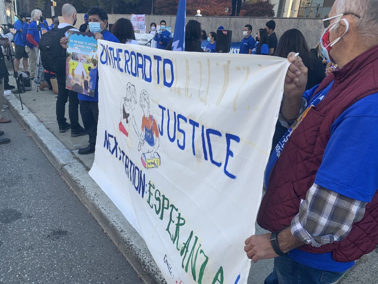 "Al presidente electo le pedimos trabajado y unidad solo unidos el senado puede pasar una ley que nos de un estatus permanente", dijo Victor, un salvadoreño protegido por el TPS que viajaba en el autobús con su hija pidiendo una pronta solución.