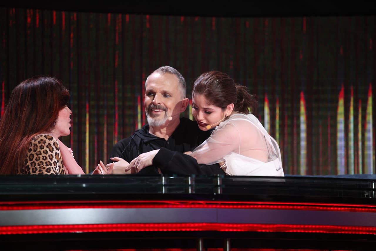 El más consentido de la noche fue Miguel Bosé por su reciente cumpleaños, sus compañeros lo llenaron de besos y abrazos.