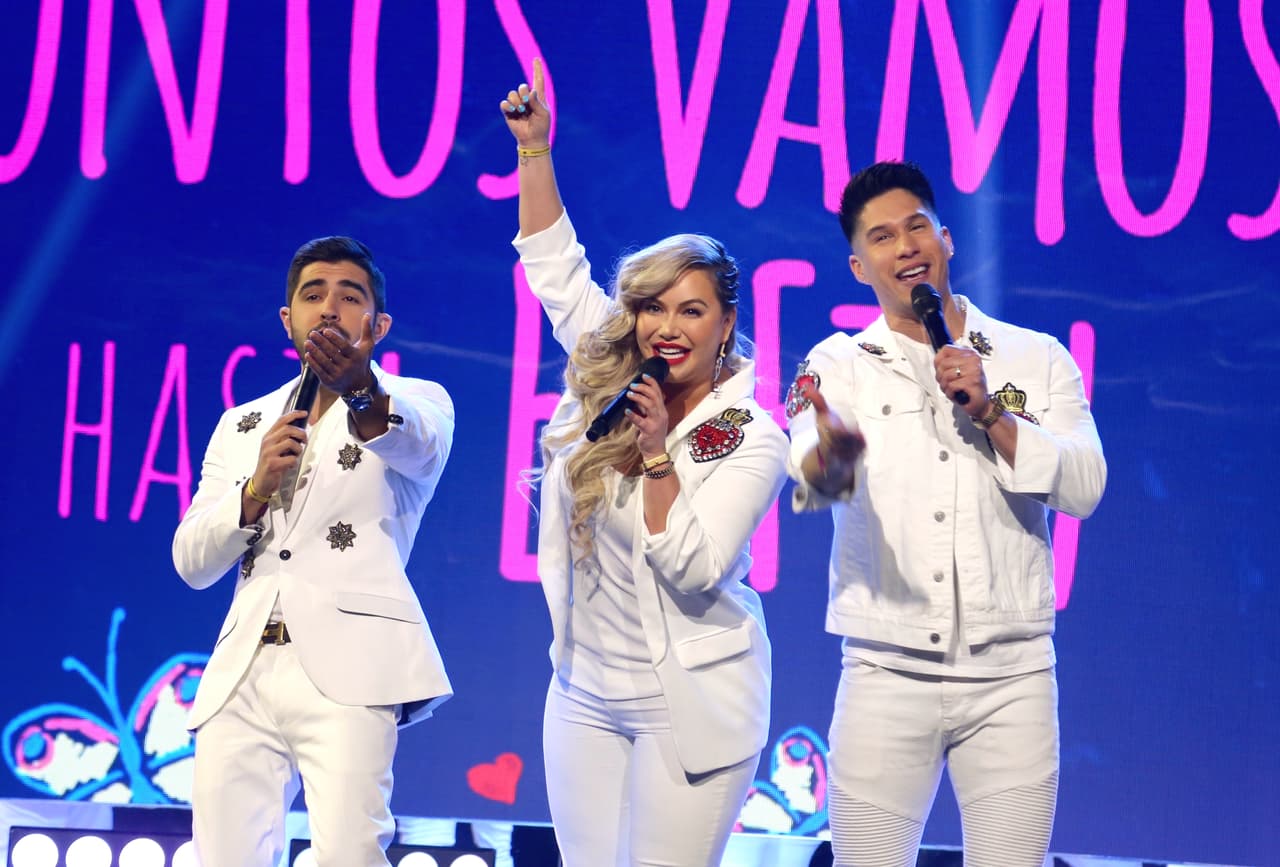 Vestidos de blanco interpretaron el tema 'Estamos unidos', himno de la sexta edición del Teletón USA.