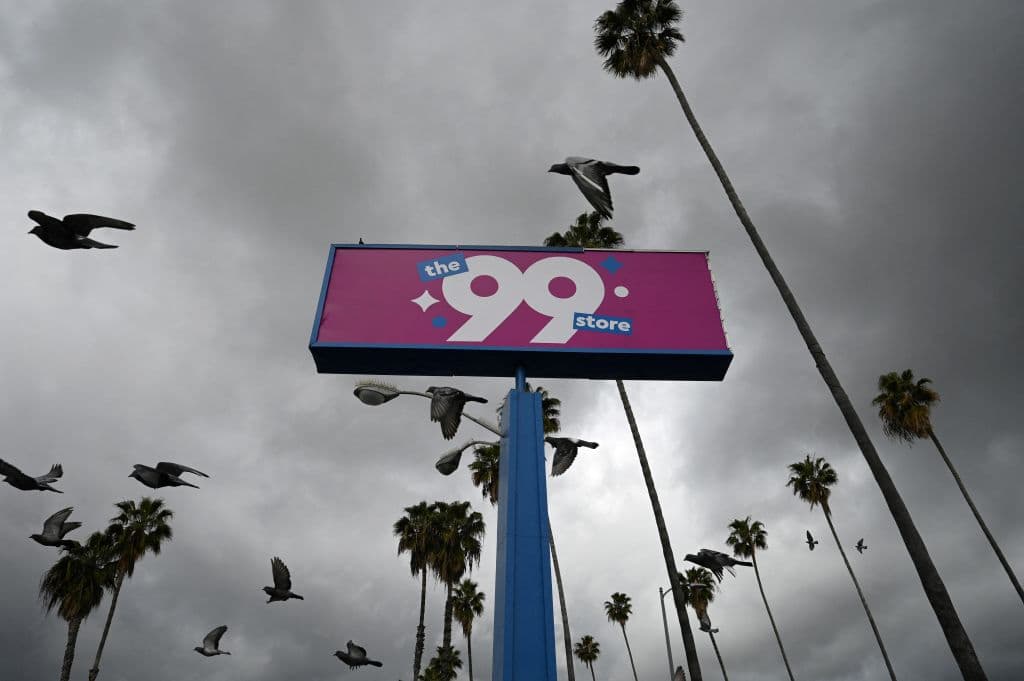 En el 1982, 
<b>David Gold</b> 
<b>fundó 99 Cents Only en Los Ángeles</b> y junto a los suyos la vio crecer. Treinta años después, la familia Gold vendió la cadena, sentenciada al cierre una década más tarde.