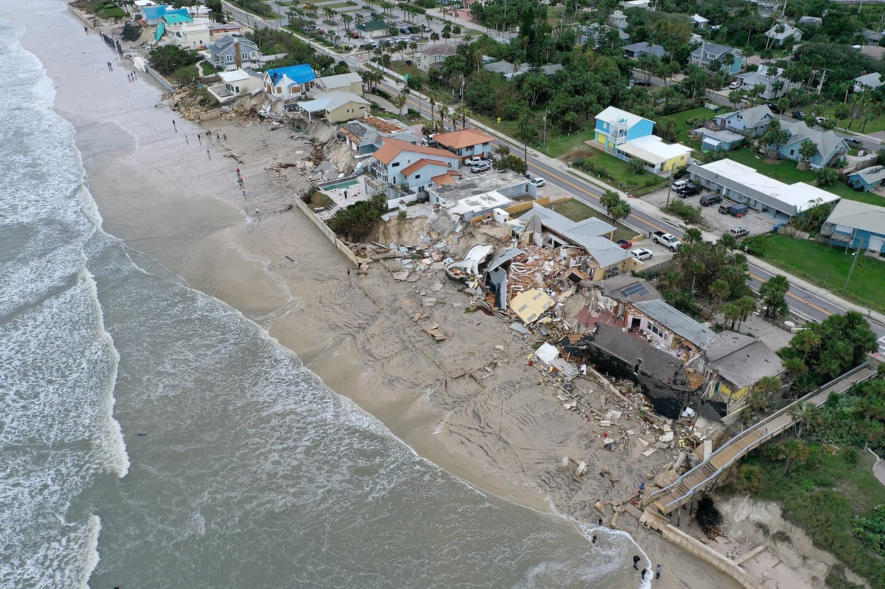Tan solo pocas semanas después de que el huracán Ian causara estragos en Florida, el huracán Nicole, aunque mucho menos destructivo, acabó con casas en la costa este del estado. 
<br>