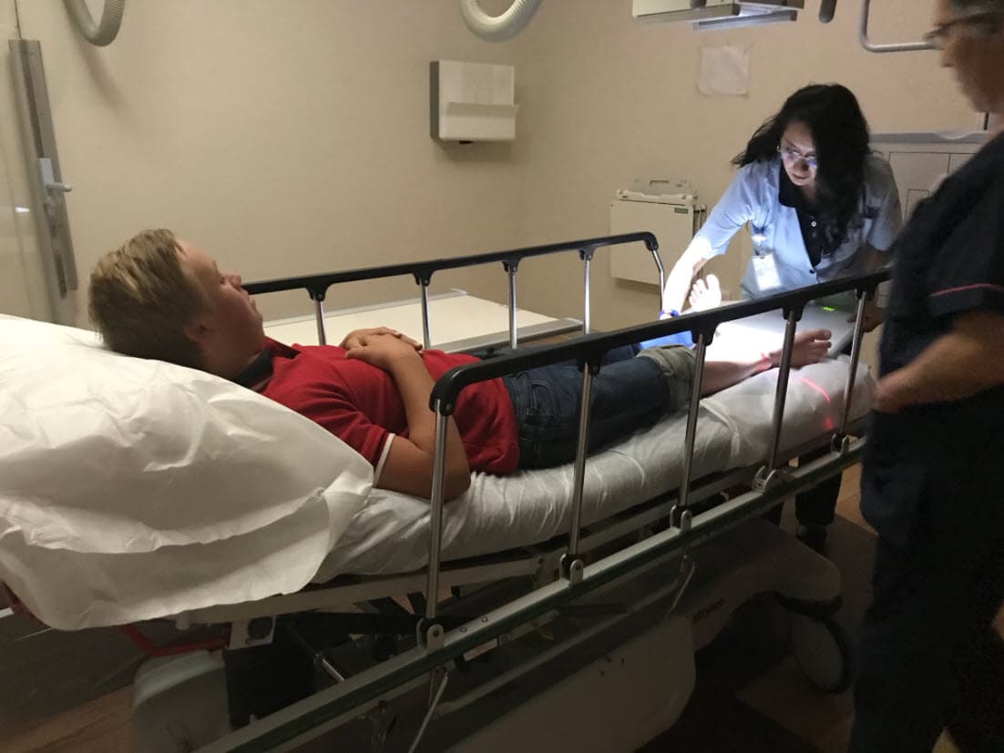 El pasado 13 de abril, el adolescente de 14 años tuvo un percance en la escuela y fue llevado al hospital: "Para mí sí fue viernes 13. Afortunadamente todo bien", escribió Calderón en su cuenta de Twitter.