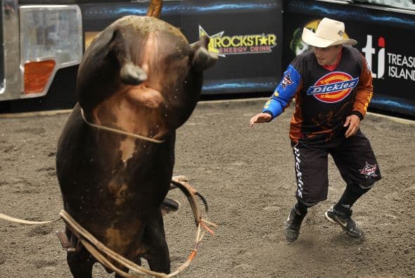 Professional Bull Riders se presentan en el Allstate Arena, localizado en el 6920 N. Mannheim Road, Rosemont, este sábado 9 de enero a las 6:50 pm y el domingo 10 de enero a la 1:50 pm. Boletos de $41 a $234 dólares.