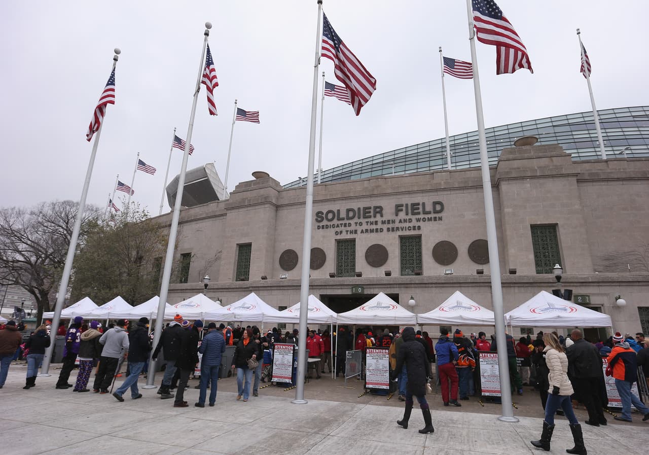 El Soldier Field esta en la ciudad de Chicago, Illinois, y es la sede de los Chicago Bears de la NFL.