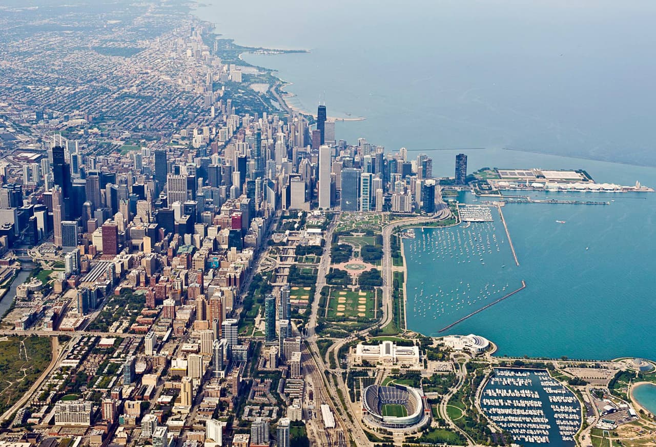 Sus principales atractivos turísticos son el Parque Milenio, Instituto de Arte, el Museo de Historia Natural, la Torre Willis, el Acuario Shedd, el Wrigley Field, el Lincoln Park Zoo, el Parque Grant y el Lago Michigan, entre otros.