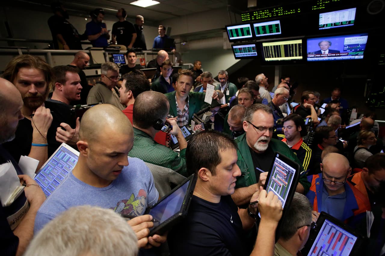 Sus principales industrias son el mercado bursatil y financiero, además de la fabricación, la impresión, la publicación, la elaboración de alimentos y la educación.