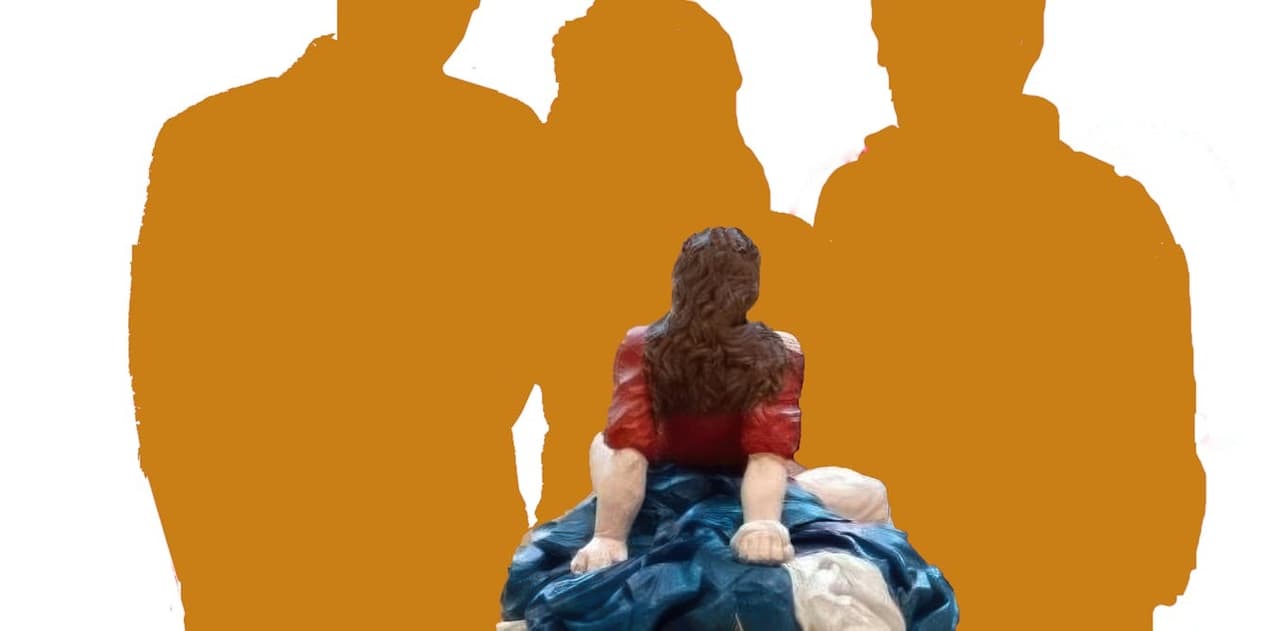 Escultura vandalizada de María pariendo a Jesús reaviva la polémica sobre el nacimiento de Cristo