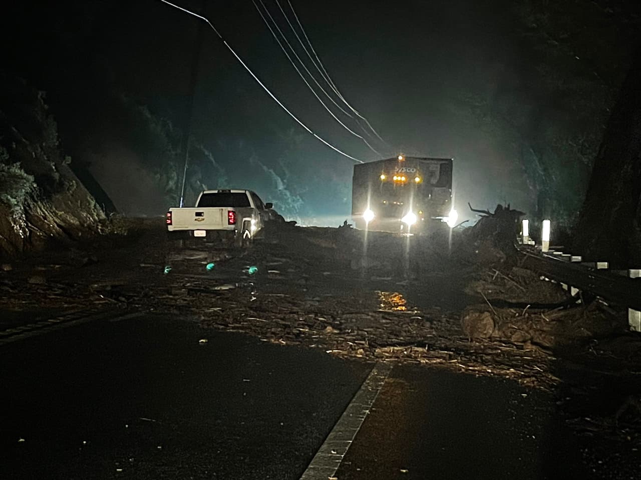 Una de ellas fue la SR-129 entre Murphy y la carretera 101. La zona fue afectada fuertemente por deslaves, al igual que la SR-152 a la altura de Casserly Road.