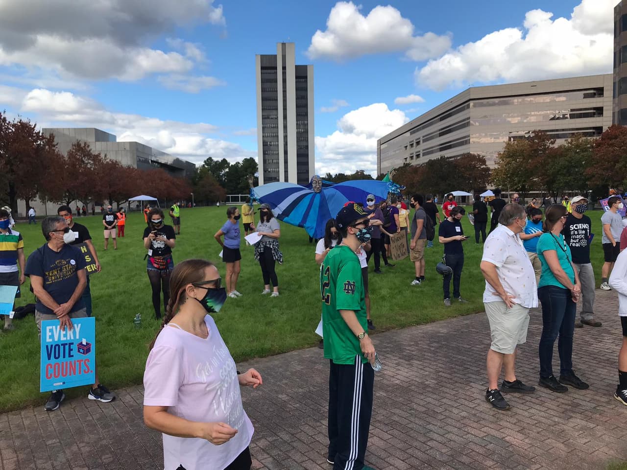 Los seguidores de la fórmula demócrata comenzaron a concentrarse la mañana del sábado frente a la Asamblea Legislativa de Raleigh.