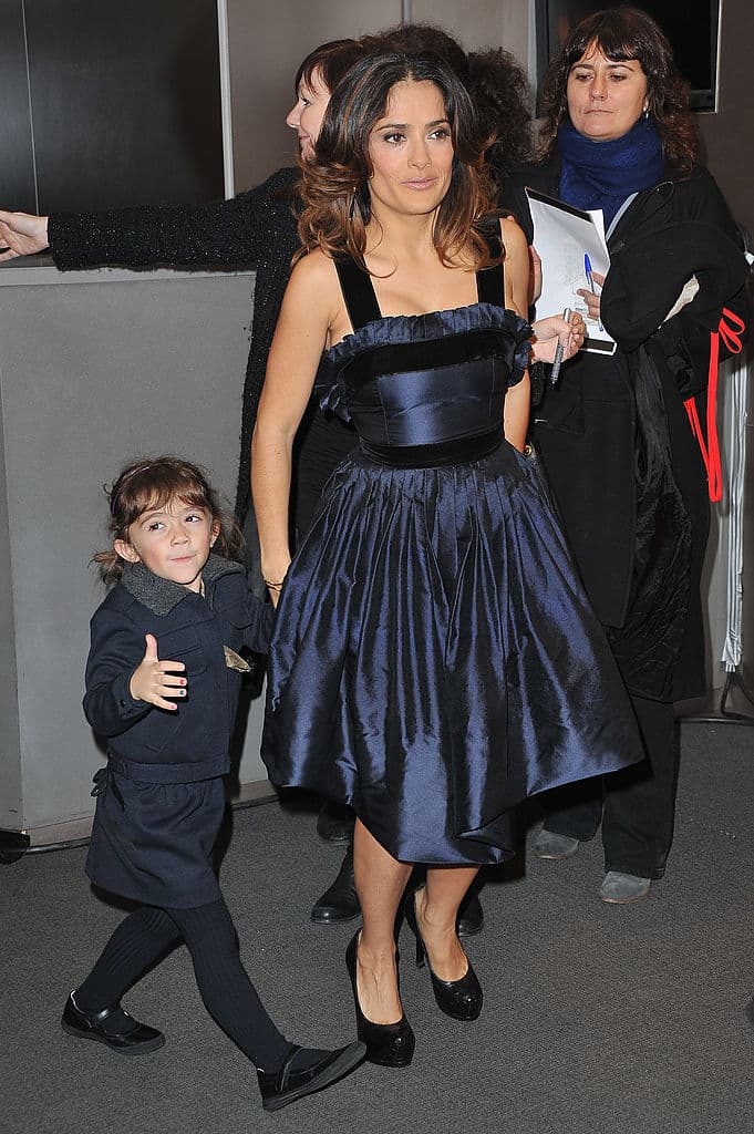 Además, madre e hija han combinado sus atuendos en varias ocasiones. Por ejemplo en la premiere de 'El gato con botas' en París, en 2011, donde ambas usaron el tono azul marino.