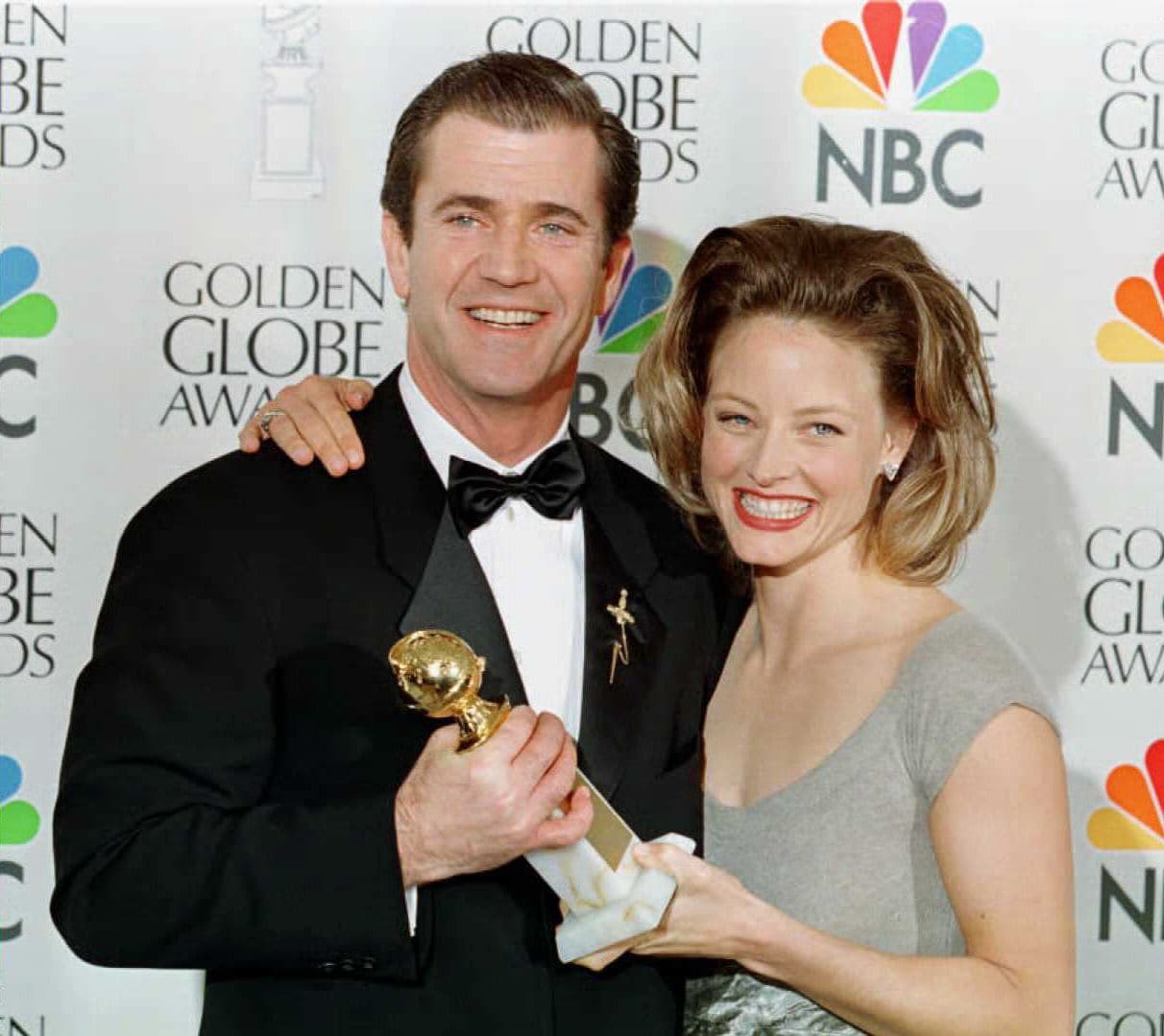 Jodie Foster celebrando con Mel Gibson por su victoria a Mejor Director por 'Braveheart' en 1996.
