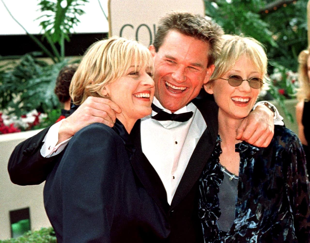 Kurt Russell abrazando a la entonces pareja Ellen DeGeneres y Anne Heche.