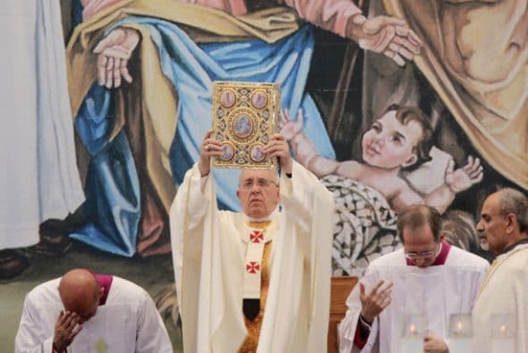 El papa Francisco celebra una misa al aire libre en la Plaza del Pesebre.