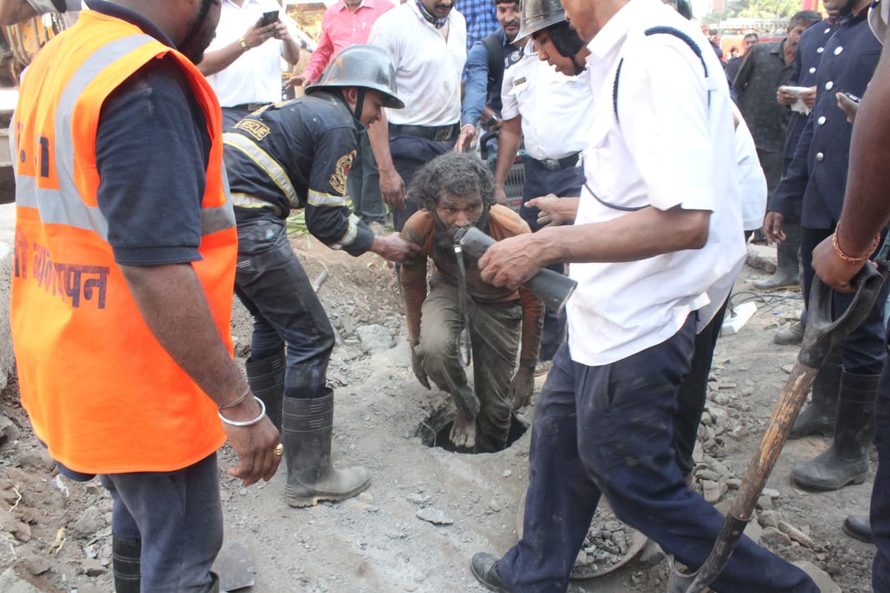 Finalmente, tras cerca de cuatro horas, el hombre pudo salir de la tubería por un estrecho agujero.