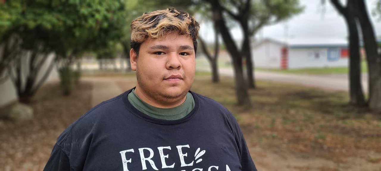 Robert Álvarez fue separado de su madre, Melissa Lucio, cuando apenas tenía siete años. Él fue puesto en custodia del estado mientras su mamá enfrentaba un juicio —cuestionado por la falta de evidencias— que la llevó a la pena de muerte. Él ahora tiene 22 años. Ha transitado casi toda la vida sin su madre: 
<b>"La pena de muerte debe ser abolida. Con ella perdí a mi mamá, perdí a mis amigos, perdí a alguien con quien poder hablar cuando estaba triste.</b> Cuando la pena de muerte me quitó a mi mamá 
<b>perdí a esa figura, vivía triste</b>. Que me la quitaran, no poder verla por años fue horrible. Cuando a mi mamá le dieron la pena de muerte, también le quitaron la oportunidad de verme graduar de bachiller, de verme crecer como persona, de ver cómo me convertía en un hombre". 
<br>