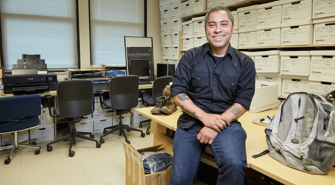 Jason de León: el hispano que recolectó 9,000 objetos abandonados por los migrantes en la frontera