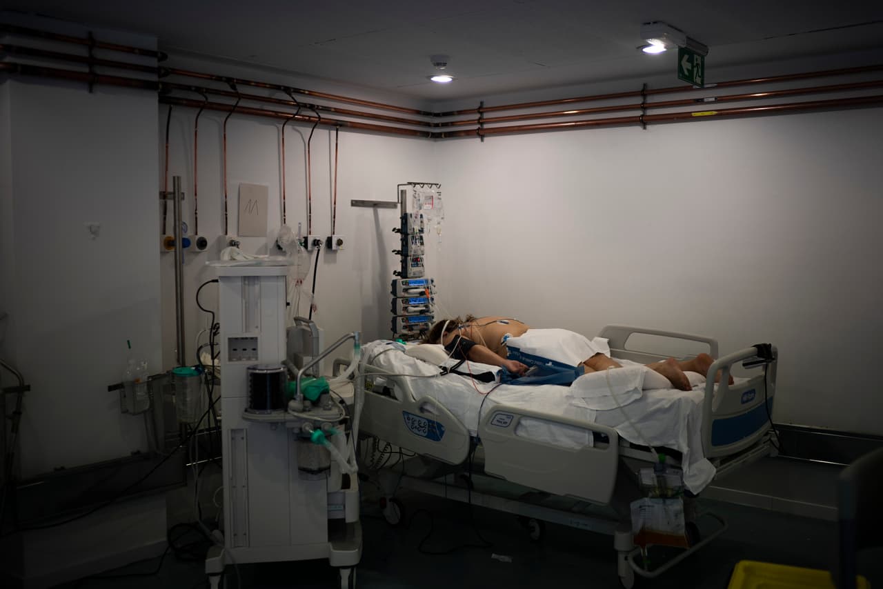 Desde afuera, la improvisada unidad de cuidados intensivos no se parece en nada a una biblioteca. Las estanterías se quitaron para hacerle espacio a 20 camas de hospital, respiradores mecánicos y una variedad de equipos médicos después de que la unidad de cuidados intensivos original se saturó de pacientes contagiados con el coronavirus.