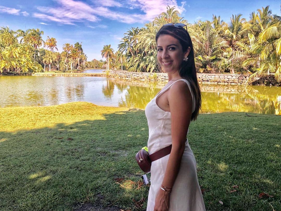 Pero cuando se trata de viajar (uno de sus pasatiempos favoritos) solo lleva la vestimenta esencial que le permita disfrutar del destino al que se dirige.