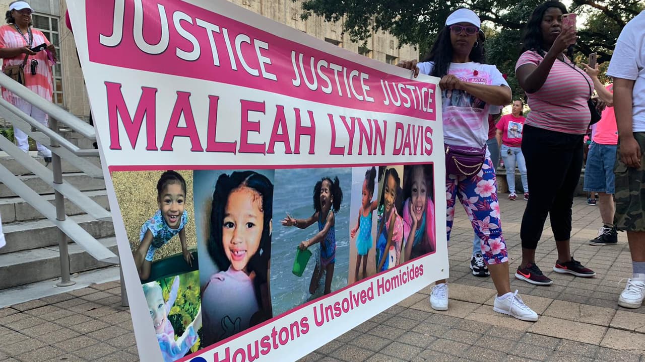Al grito de "te amamos Maleah" y "justicia", los manifestantes marcharon desde la alcaldía de Houston hasta la cárcel del condado Harris, donde se encuentra recluido el exnovio de la madre de la niña y principal sospechoso en el caso.