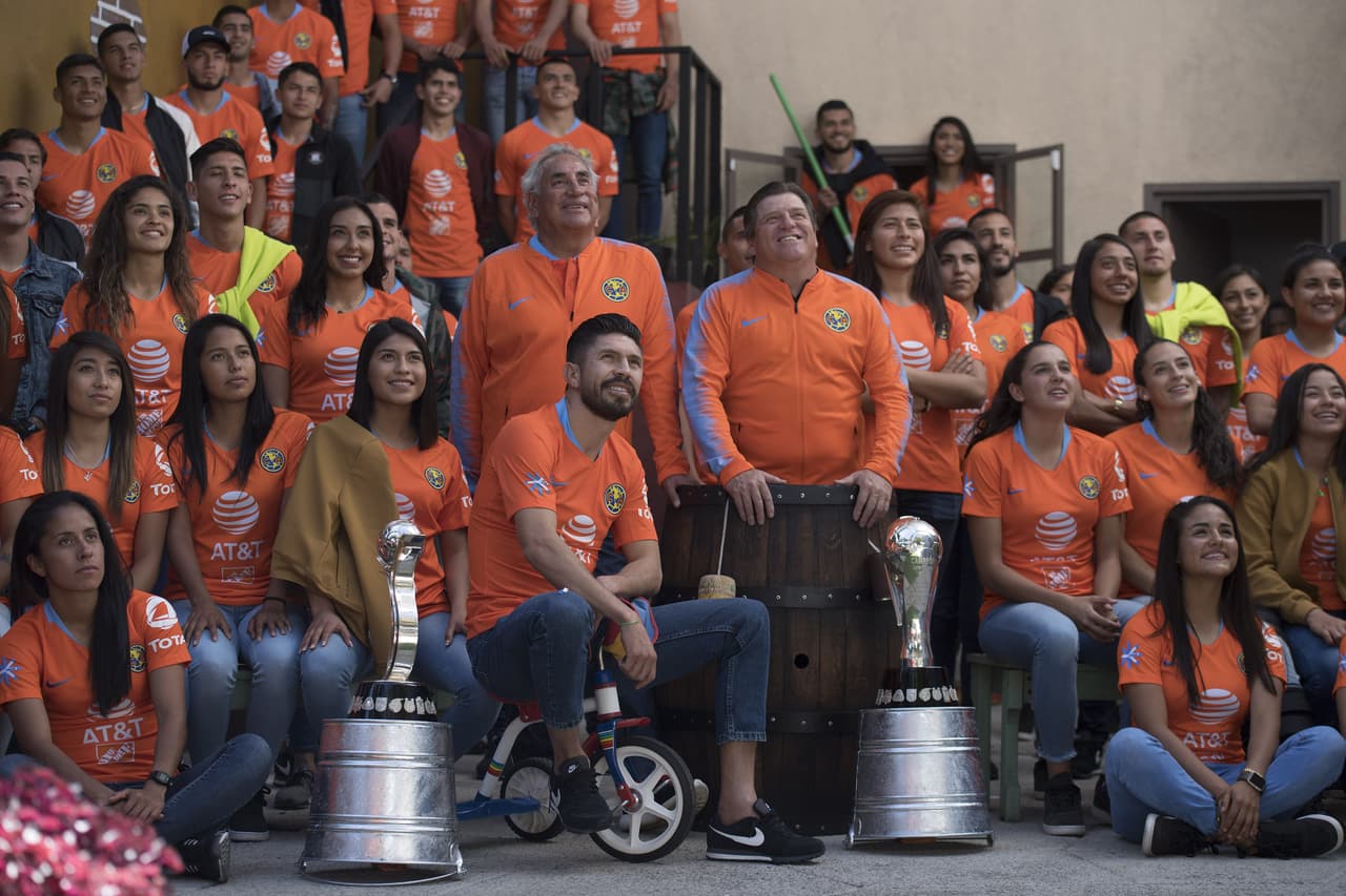 Estas son imágenes detrás de las cámaras en el evento de la foto oficial del Club America en las instalaciones de Grupo Chespirito en Ciudad de Mexico.