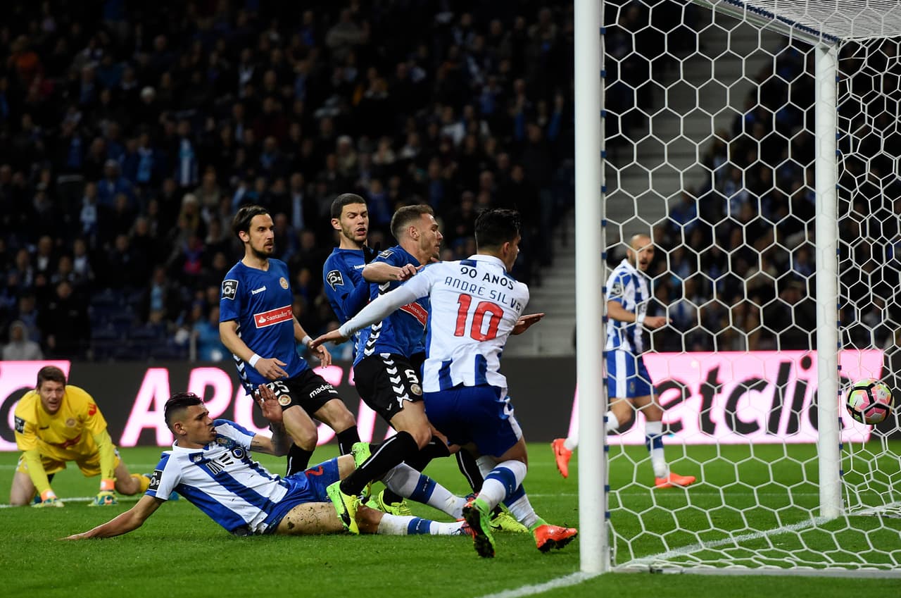 Así, al minuto 7 del segundo tiempo André Silva puso temprano el 3-0 para catapultar el dominio.