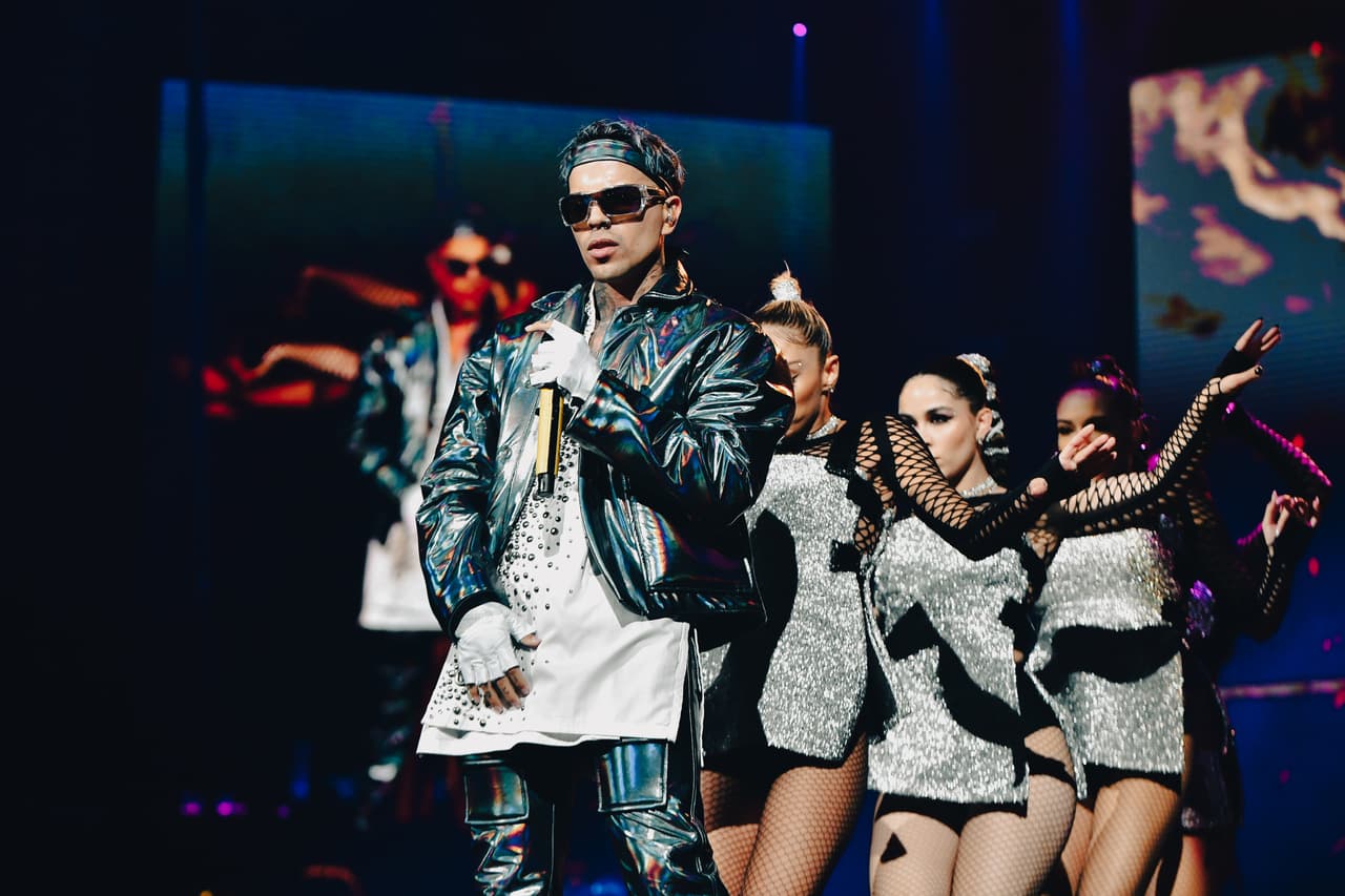 Y para cerrar con broche de oro la noche, apareció Rauw Alejandro, con su nuevo look a dejarlo todo en el escenario.