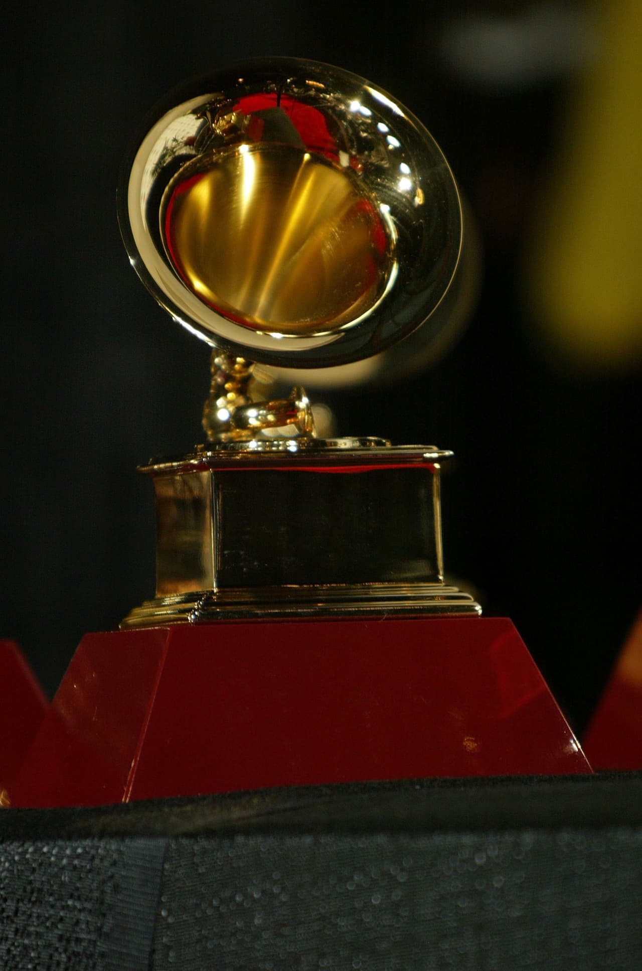 Los premios Grammy fueron creados por la Recording Academy para reconocer a los artistas más destacados en la industria de la grabación. La gala se lleva a cabo cada año en el mes de febrero y son considerados como los Oscar de la música.