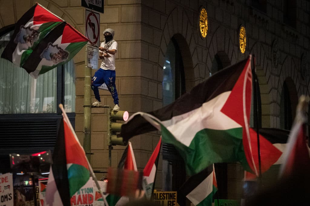 Las protestas finalizaron en el Merchant Exchange Club, al que acudieron el presidente Joe Biden y la vicepresidenta Kamala Harris.