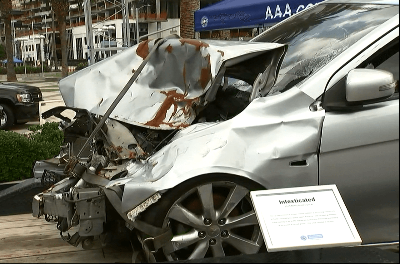 El celular, medicamentos, el maquillaje, la comida, e incluso acompañantes pueden ser la causa de conductores distraídos y estos a su vez pueden ser los autores de accidentes con graves consecuencias.