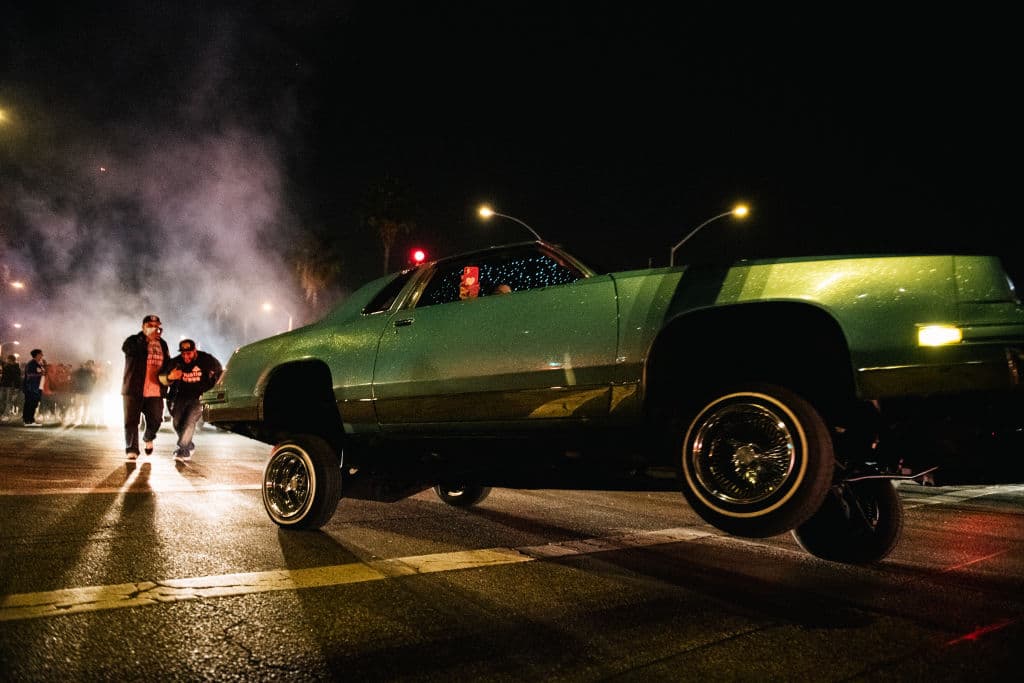 El gobernador de California, Gavin Newsom, firmó el viernes una ley que levanta las restricciones a los vehículos “lowriders”, una tradición cultural y artística desarrollada por los latinos que viven en el Estado Dorado. Esta noticia representa un hito importante para la comunidad de entusiastas de los lowriders en California.