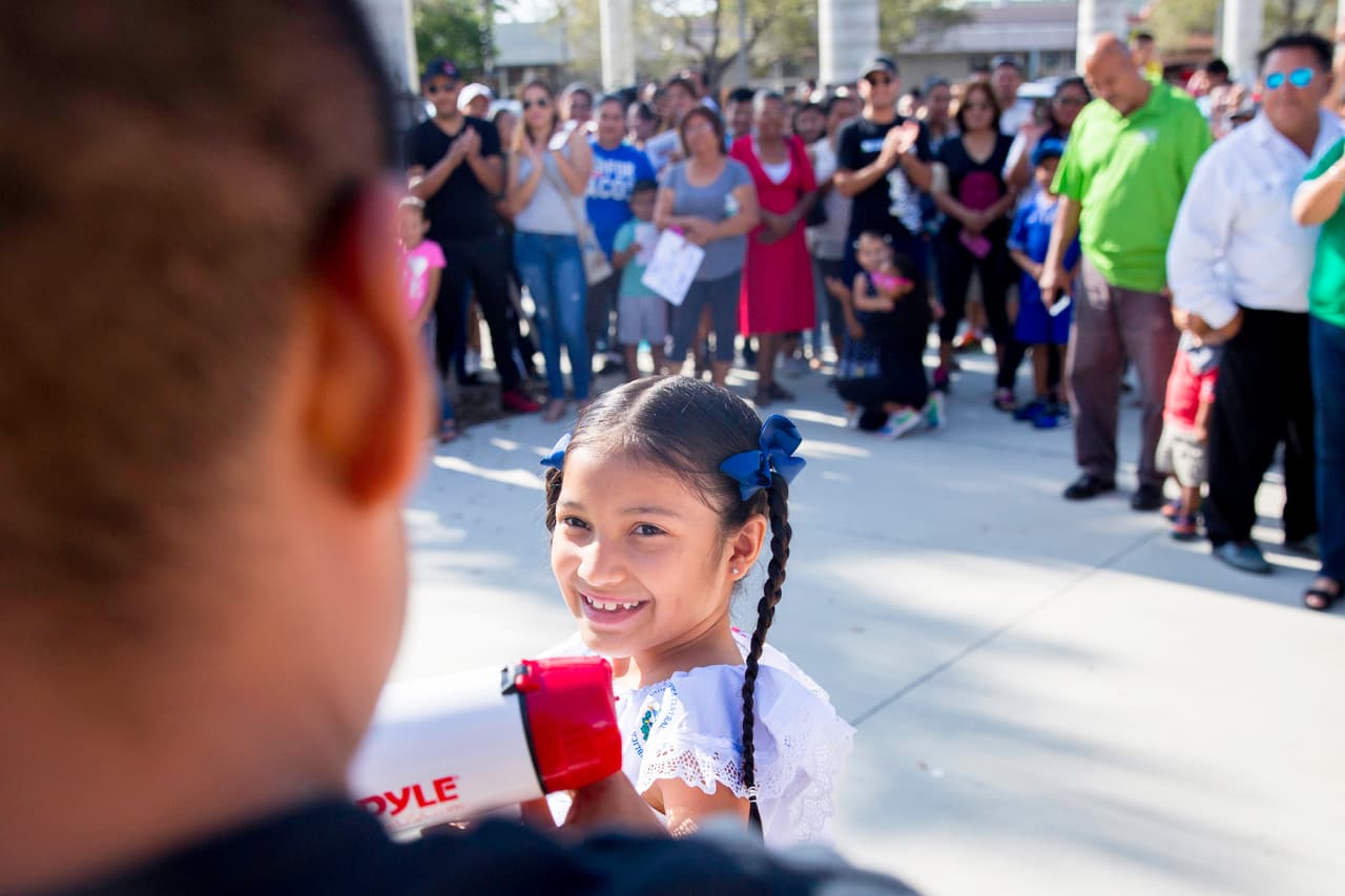 En la concentración de Homestead a la que siguió una larga marcha por el centro de esta ciudad de más de 63,000 habitantes había muchas familias con niños nacidos en EEUU que tomaban la palabra para abogar por sus papás indocumentados: "Mi nombre es Angelina y yo nací en Florida. Mi mamá es de El Salvador y le digo a Donald Trump que pare de deportar a la gente".