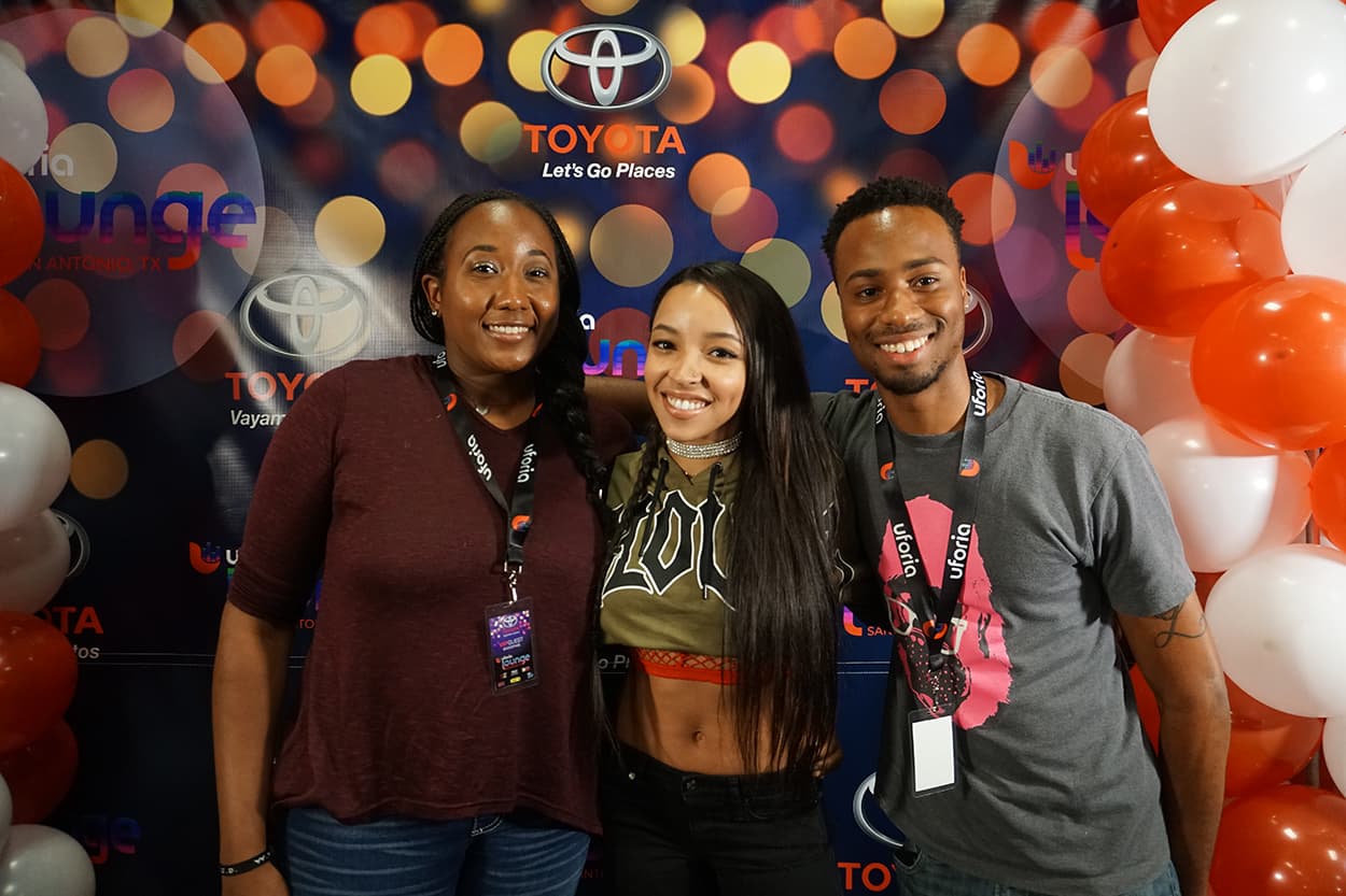 Tinashe stops by the Uforia Lounge for a quick acoustic session and a meet and greet.