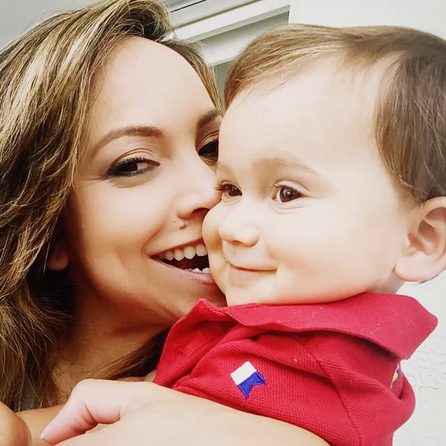 ¡Noooo! Le dio tremenda mordidita a Baby Bruce.