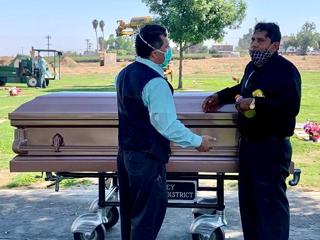 Llegaron al entierro del padre, pero debieron reprogramar el funeral porque la fosa no estaba lista